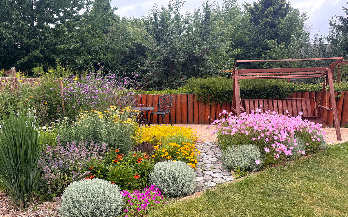 Egy kert nem csupán virágok, gyep és burkolatok összessége. A kert hangulat, történet, élmény – a Te életed része.